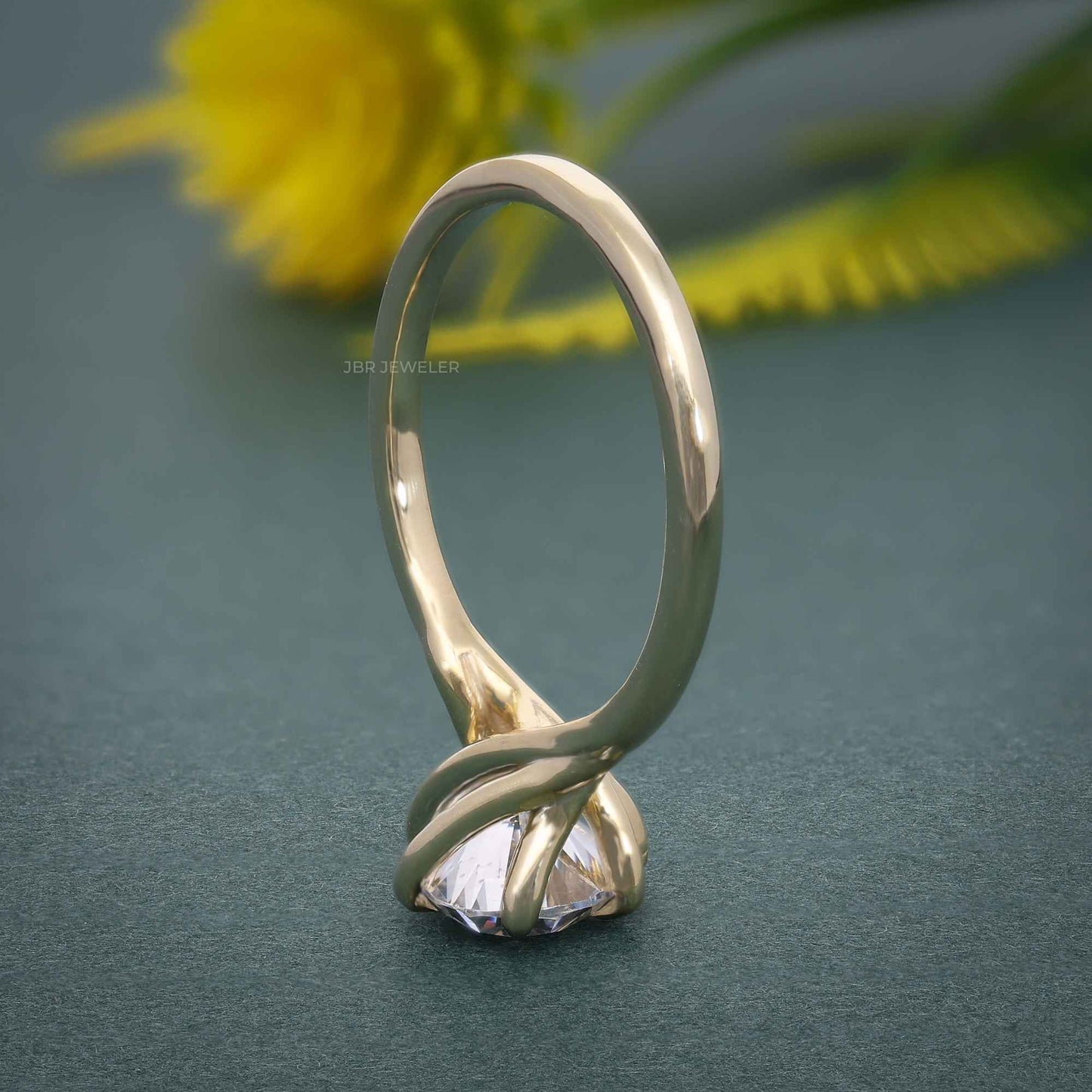 Verlobungsring mit Solitär-Diamant im Twist-Ovalschliff aus Kunstzucht