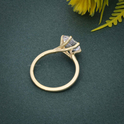 Verlobungsring mit Solitär-Diamant im Twist-Ovalschliff aus Kunstzucht