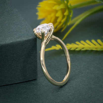 Bague de fiançailles diamant moissanite ovale torsadée