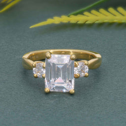 Bague de fiançailles avec diamants cultivés en laboratoire et émeraude à trois pierres de vigne torsadée