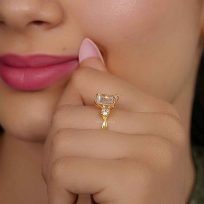 Bague de fiançailles avec diamants cultivés en laboratoire et émeraude à trois pierres de vigne torsadée