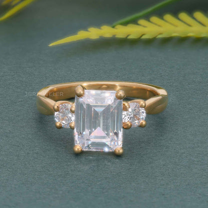 Bague de fiançailles avec diamants cultivés en laboratoire et émeraude à trois pierres de vigne torsadée