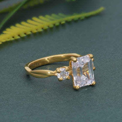 Bague de fiançailles avec diamants cultivés en laboratoire et émeraude à trois pierres de vigne torsadée