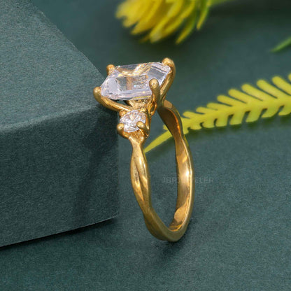 Bague de fiançailles avec diamants cultivés en laboratoire et émeraude à trois pierres de vigne torsadée