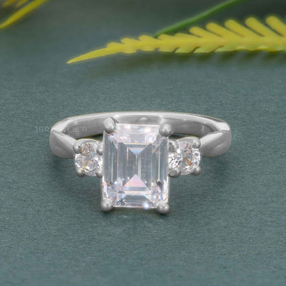 Bague de fiançailles avec diamants cultivés en laboratoire et émeraude à trois pierres de vigne torsadée