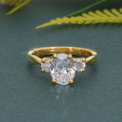 Bague de fiançailles en diamant moissanite ovale à trois pierres de vigne torsadée