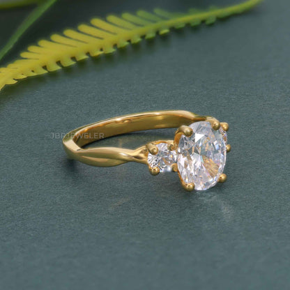 Bague de fiançailles en diamant moissanite ovale à trois pierres de vigne torsadée