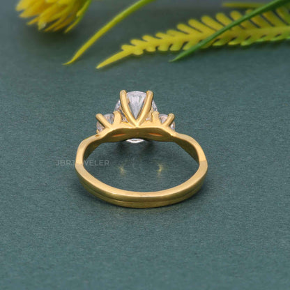 Bague de fiançailles en diamant moissanite ovale à trois pierres de vigne torsadée