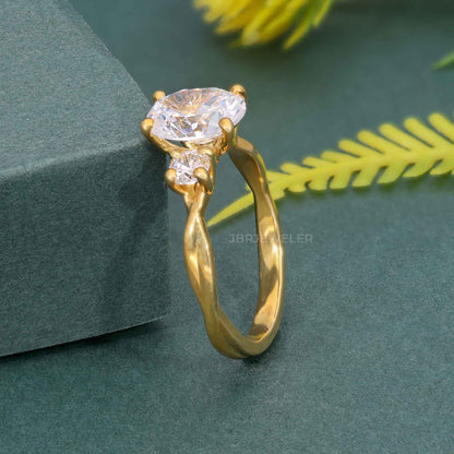 Bague de fiançailles en diamant moissanite ovale à trois pierres de vigne torsadée