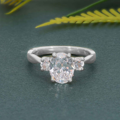 Bague de fiançailles en diamant moissanite ovale à trois pierres de vigne torsadée