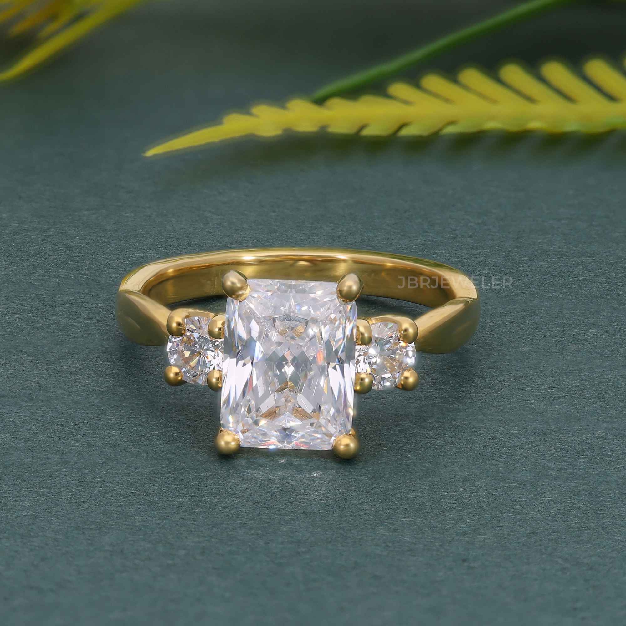 Bague de fiançailles en diamant cultivé en laboratoire à trois pierres de vigne torsadée