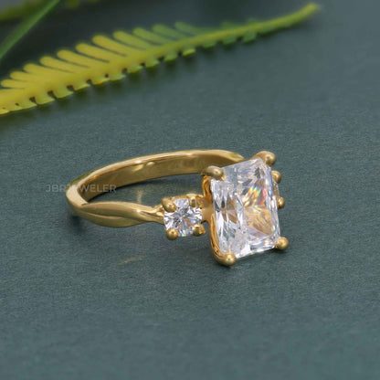 Bague de fiançailles en diamant cultivé en laboratoire à trois pierres de vigne torsadée