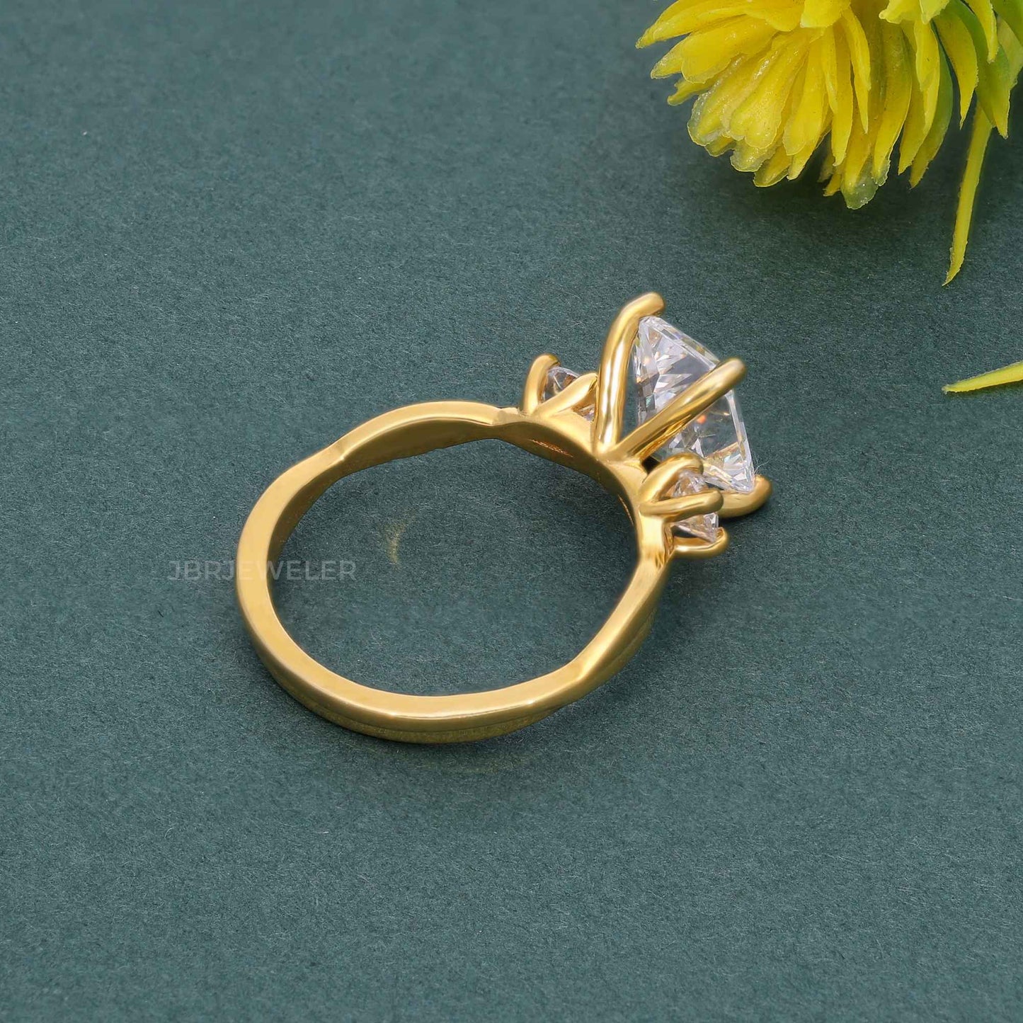 Bague de fiançailles en diamant cultivé en laboratoire à trois pierres de vigne torsadée