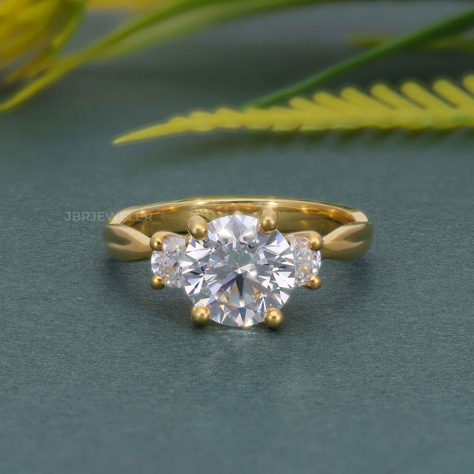 Bague de fiançailles en diamant moissanite rond à trois pierres de vigne torsadée