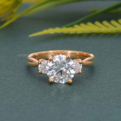 Bague de fiançailles en diamant moissanite rond à trois pierres de vigne torsadée