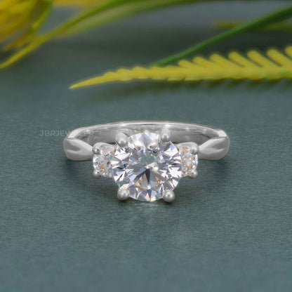 Bague de fiançailles en diamant moissanite rond à trois pierres de vigne torsadée