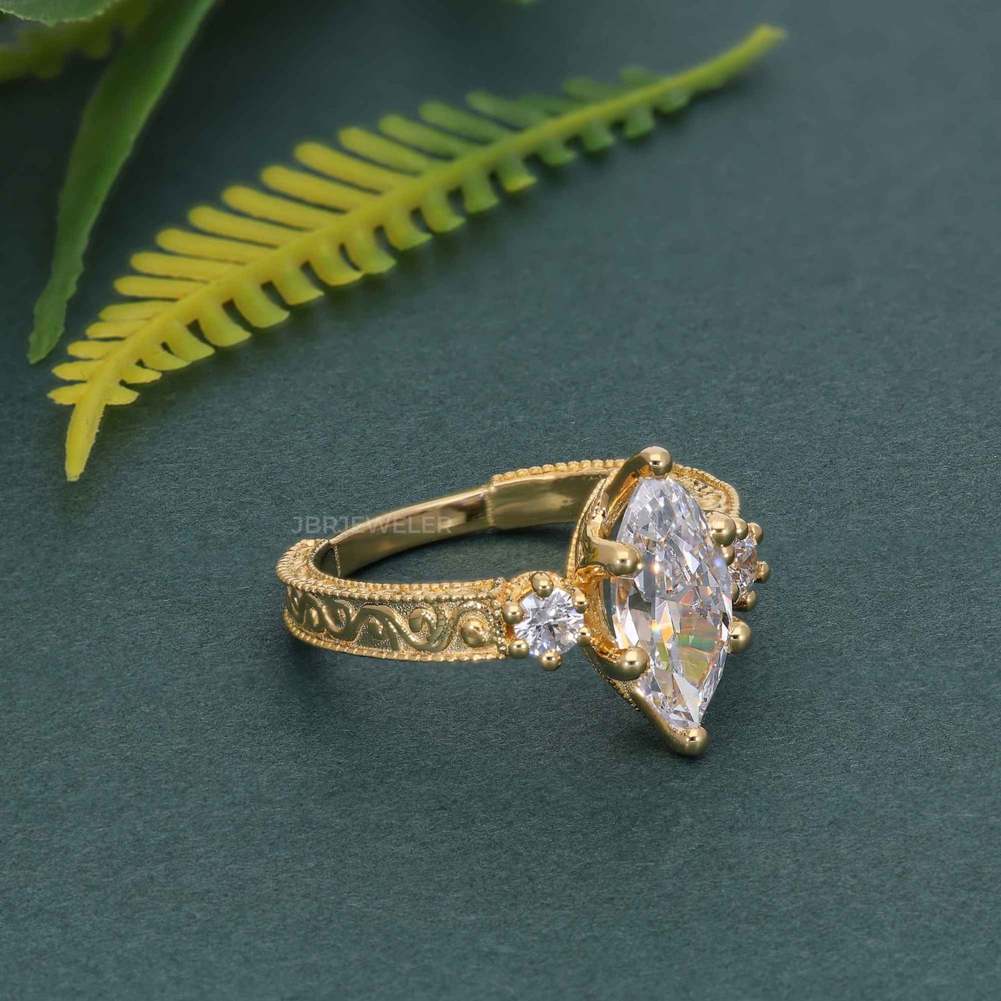 Bague de fiançailles vintage en diamants cultivés en laboratoire Marquise à trois pierres