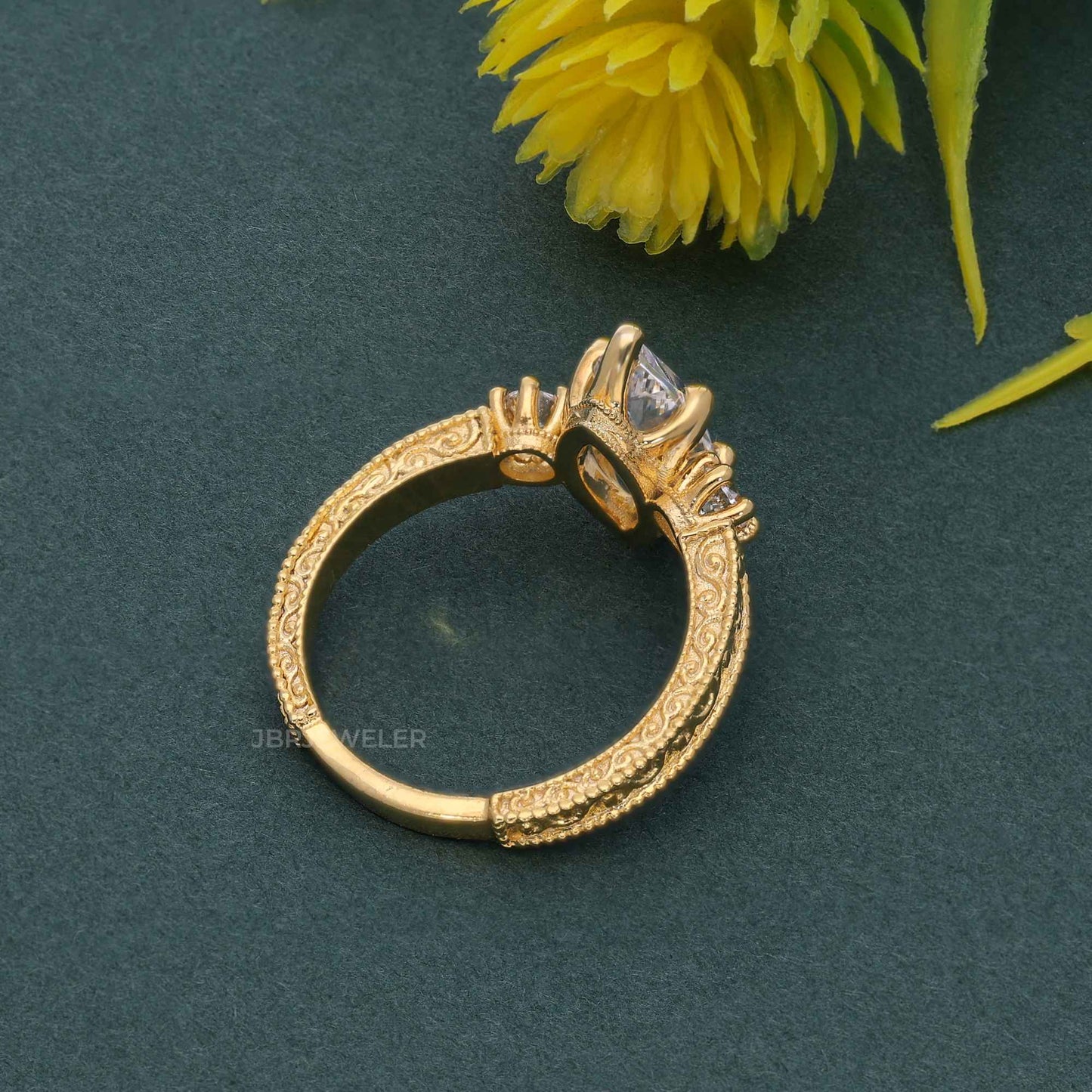 Bague de fiançailles vintage en diamants cultivés en laboratoire Marquise à trois pierres