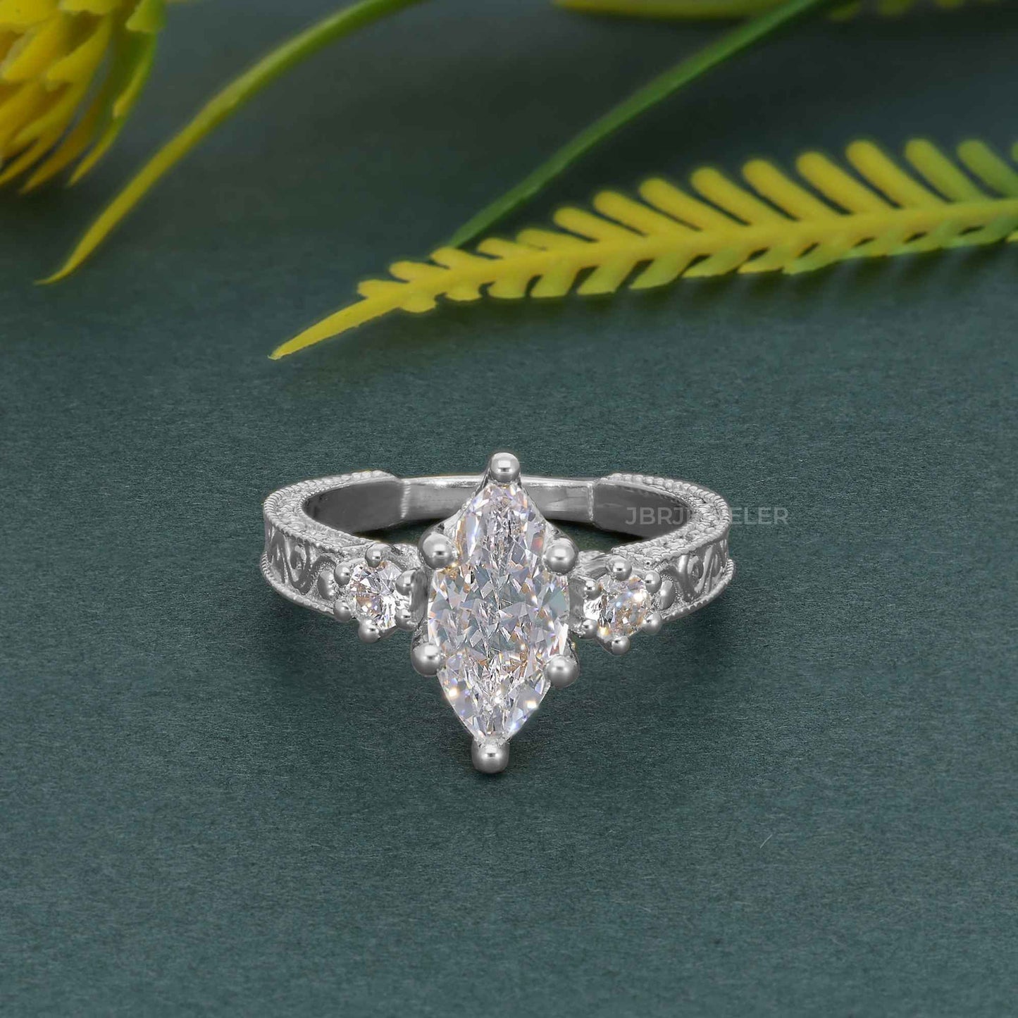 Bague de fiançailles vintage en diamants cultivés en laboratoire Marquise à trois pierres