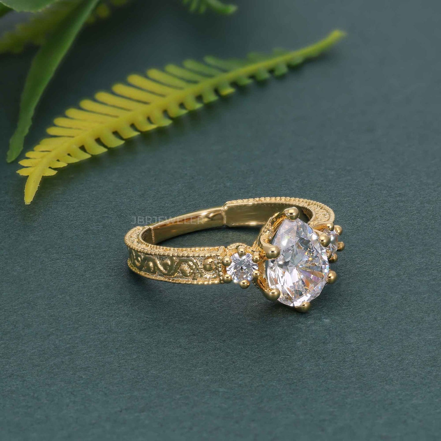 Bague de fiançailles en diamant cultivé en laboratoire de poire à trois pierres vintage