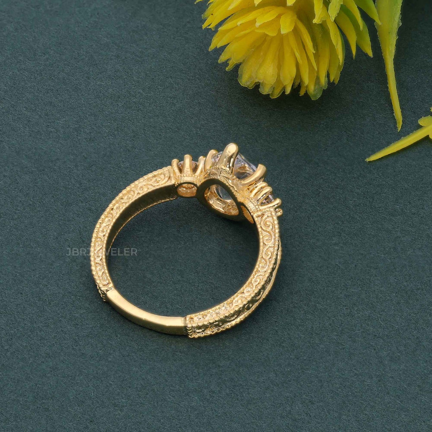 Bague de fiançailles en diamant cultivé en laboratoire de poire à trois pierres vintage