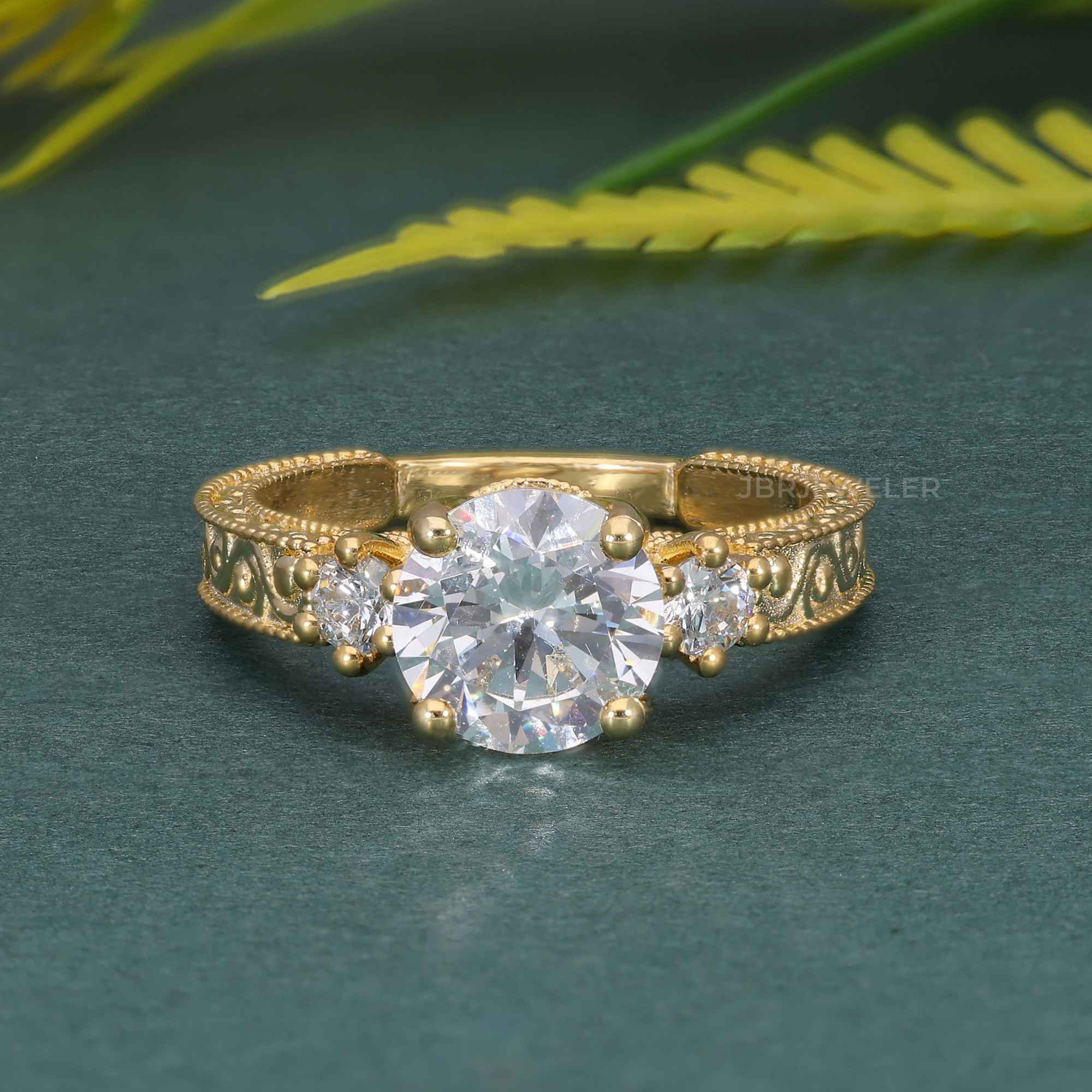 Bague de fiançailles vintage en diamant moissanite rond à trois pierres