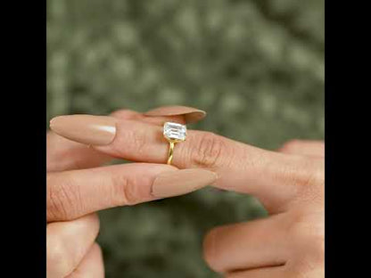 Bague solitaire avec diamants cultivés en laboratoire et émeraude pétale