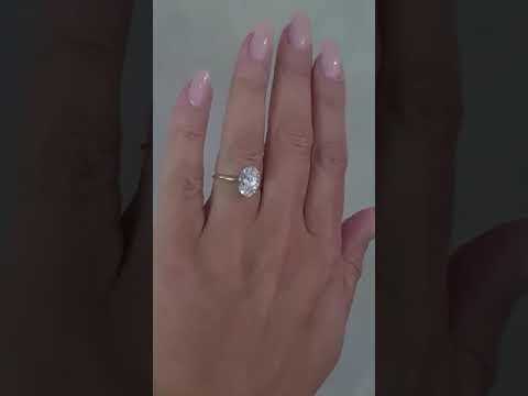 Bague de fiançailles en diamant moissanite de forme ovale classique sous halo 3 ct